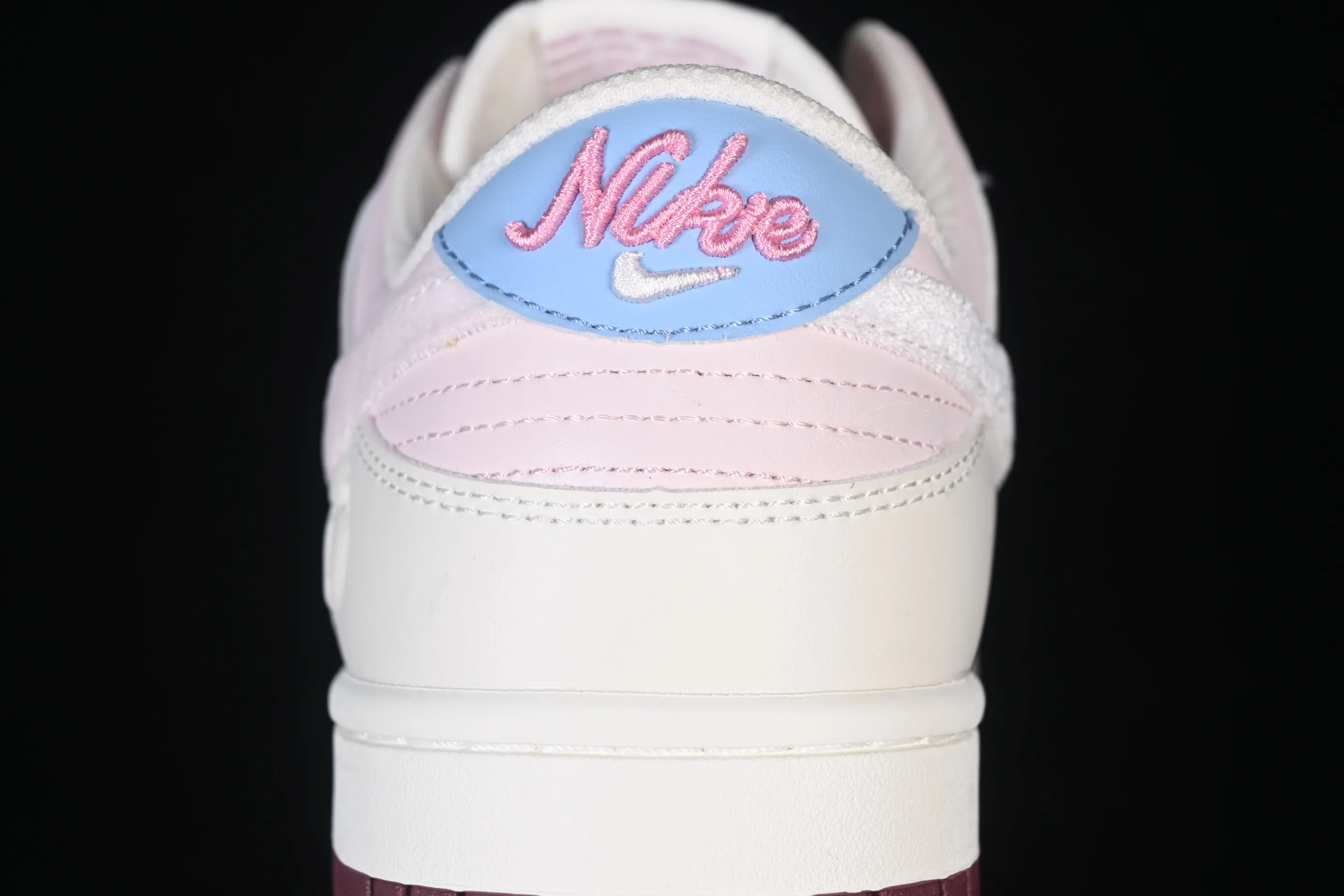 All categories Nk SB Dunk series Nk SB Dunk Low low-top sneakers G version Nike SB Dunk Low Valentine's Day limited low-top casual sneakers IQ1145-610